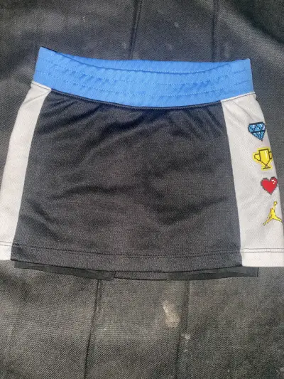 Falda deportiva negra con detalles coloridos - miniatura 1