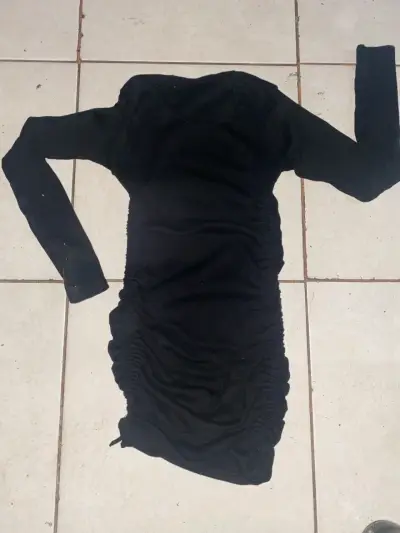 Vestido negro ajustado de manga larga - miniatura 1