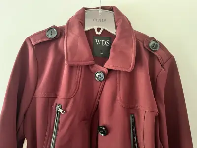 Chaqueta burdeo  con cinturón y botones - miniatura 3
