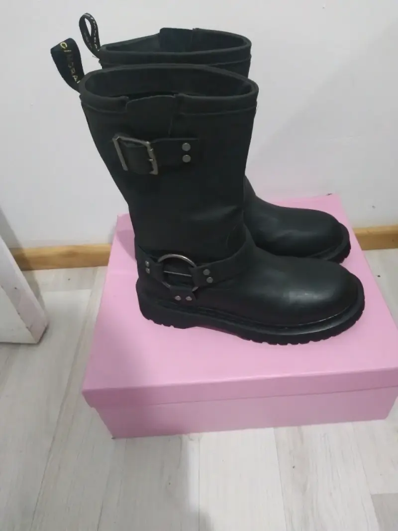 Botas negras de cuero con hebillas - 1