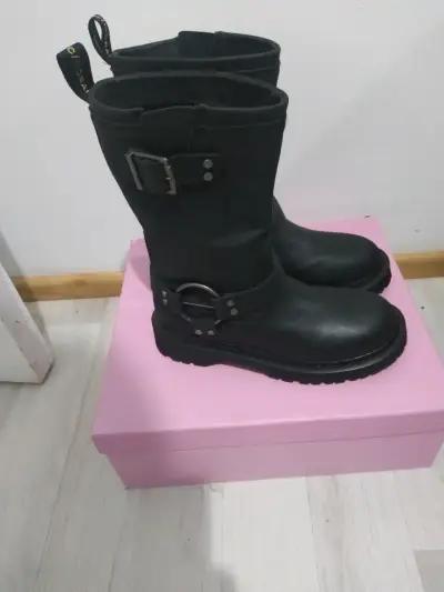 Botas negras de cuero con hebillas - miniatura 1