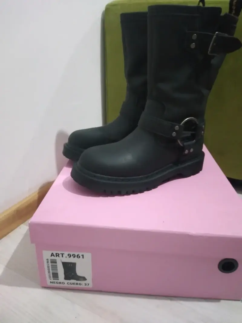 Botas negras de cuero con hebillas - 2