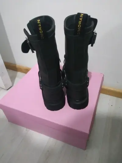 Botas negras de cuero con hebillas - miniatura 4