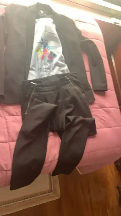 Conjunto de blazer y pantalón negro elegante - miniatura 1