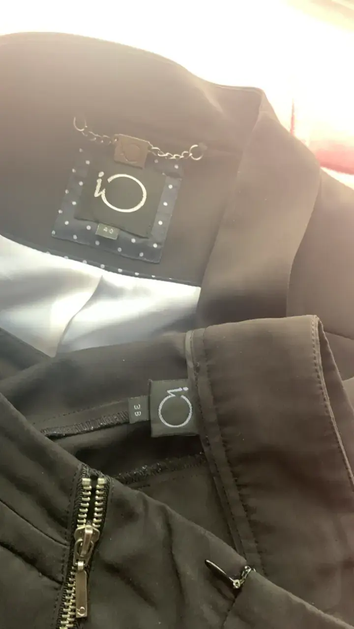 Conjunto de blazer y pantalón negro elegante - 4