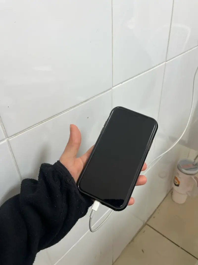 Iphone 11 con pantalla táctil en buen estado - 1