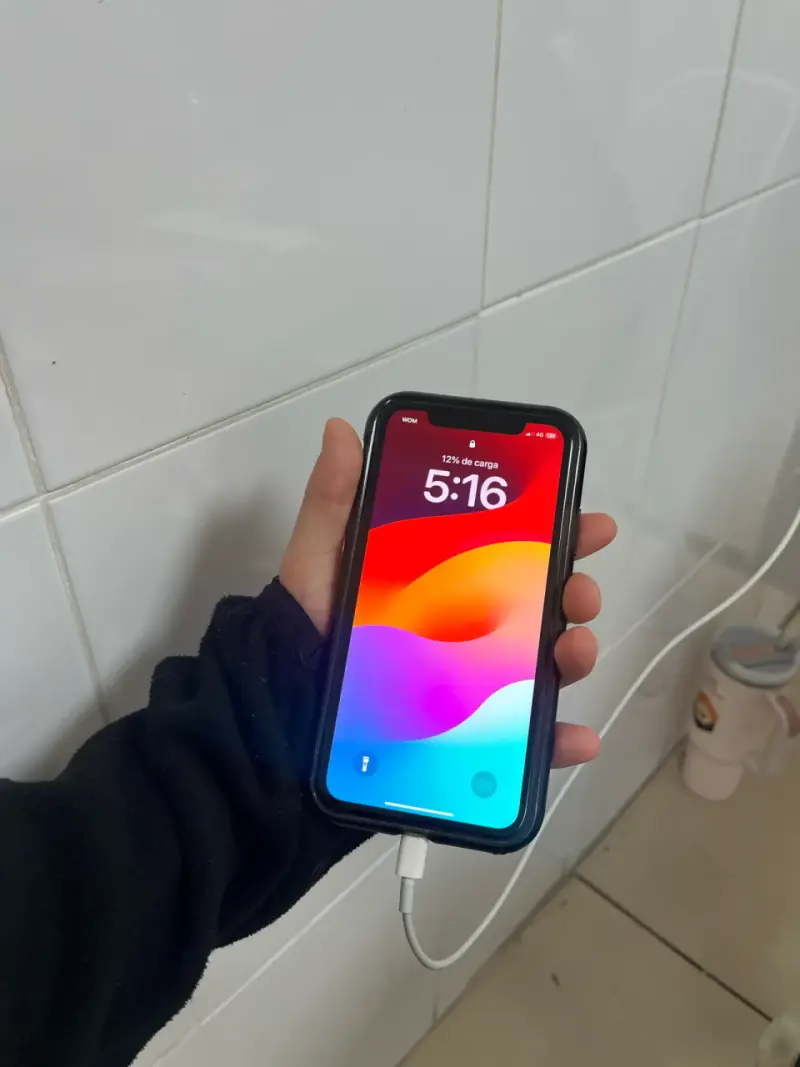 Iphone 11 con pantalla táctil en buen estado - 2