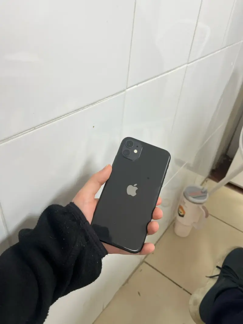 Iphone 11 con pantalla táctil en buen estado - 3