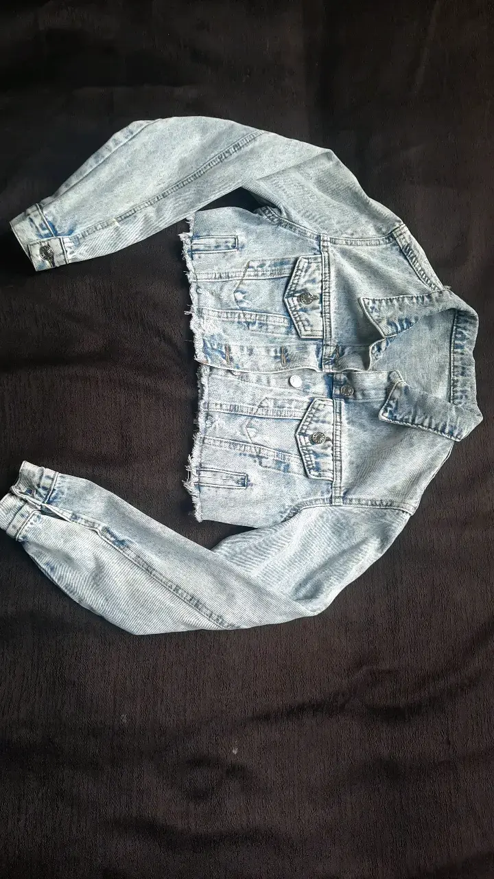 Chaqueta corta de mezclilla azul desgastada