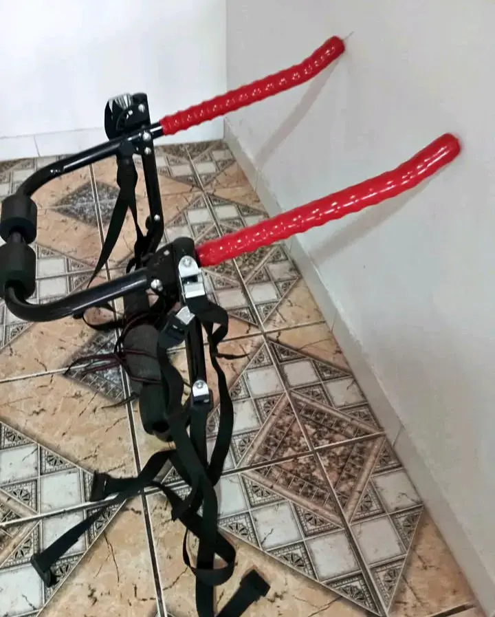Portabicicletas con ganchos rojos