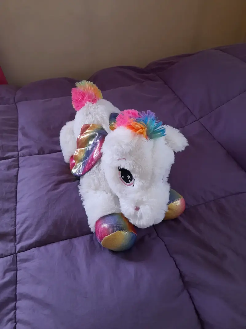 Peluche unicornio arcoíris suave y colorido - 2