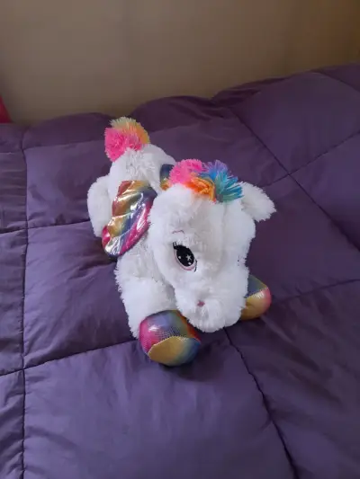 Peluche unicornio arcoíris suave y colorido - miniatura 2