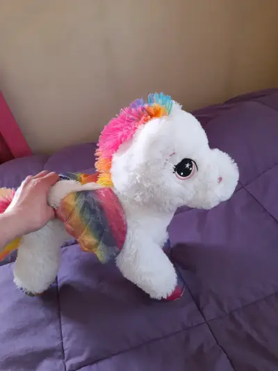 Peluche unicornio arcoíris suave y colorido - miniatura 3