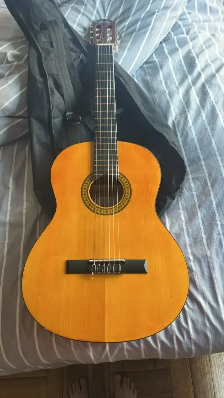Guitarra clásica de madera con funda - 1
