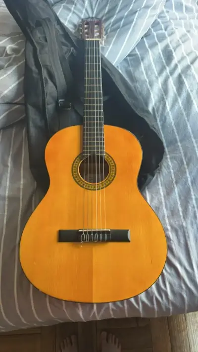 Guitarra clásica de madera con funda - miniatura 1