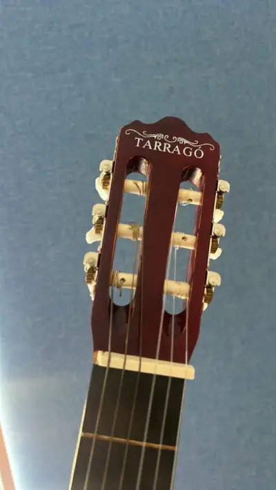 Guitarra clásica de madera con funda - miniatura 4