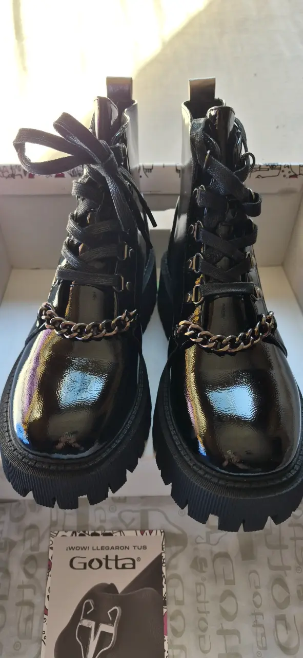 Botines negros de charol con cadena Gotta - 1