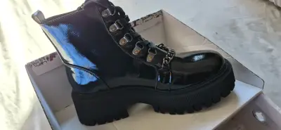 Botines negros de charol con cadena Gotta - miniatura 2