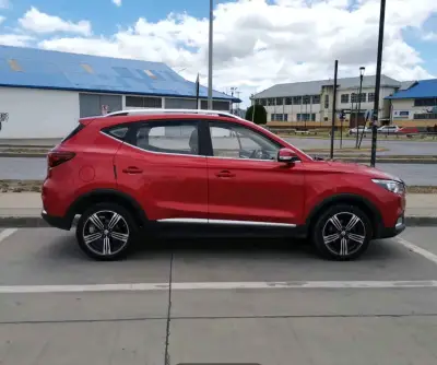 SUV MG ZS rojo en buen estado - miniatura 2