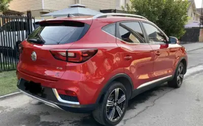 SUV MG ZS rojo en buen estado - miniatura 3