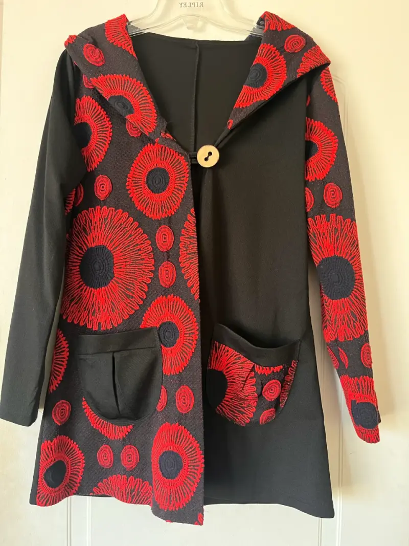 Chaleco negro con diseño floral rojo bordado - 1