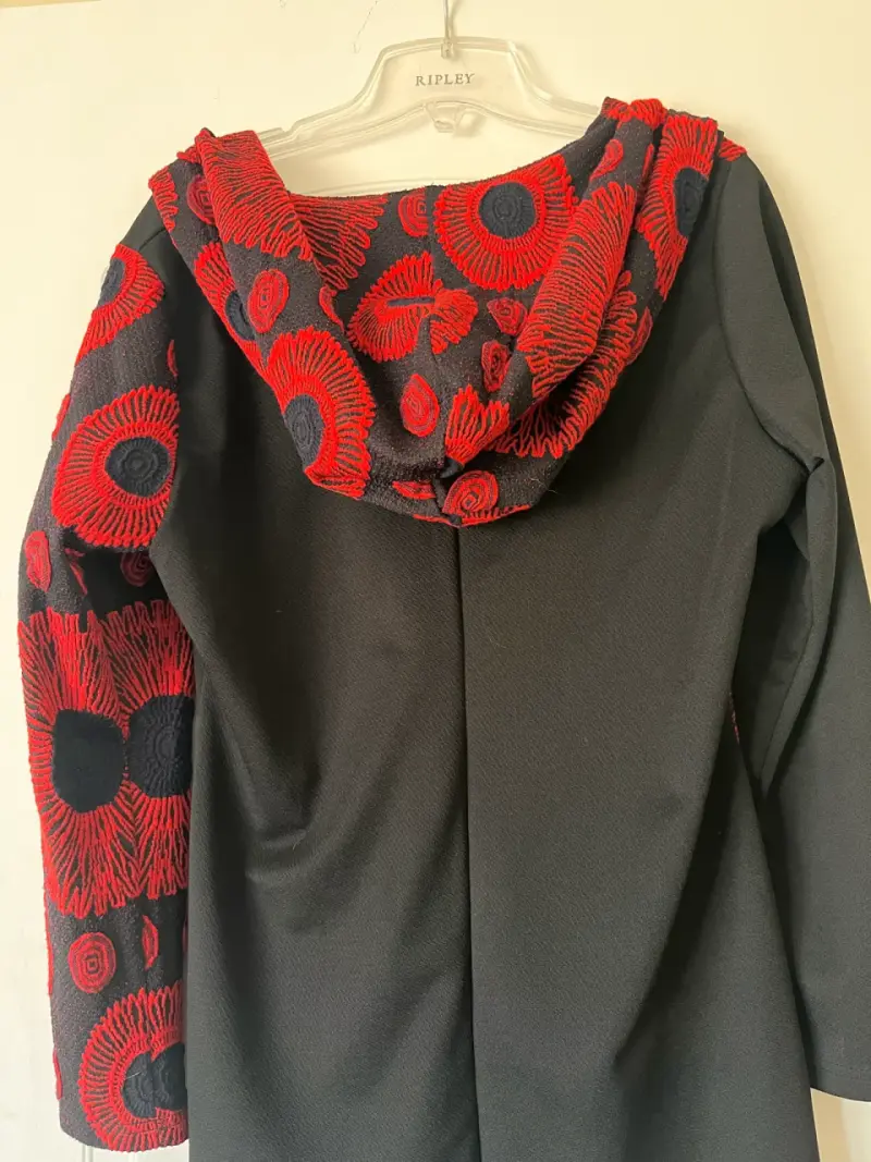 Chaleco negro con diseño floral rojo bordado - 2