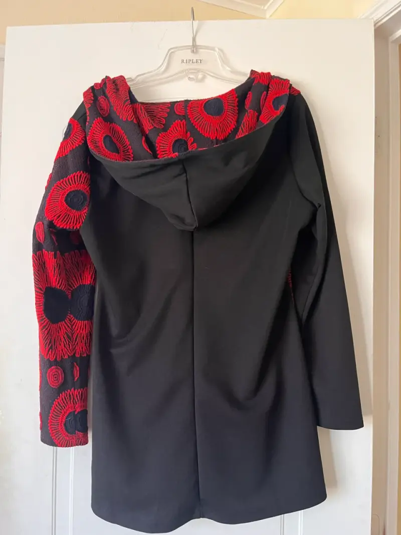 Chaleco negro con diseño floral rojo bordado - 3