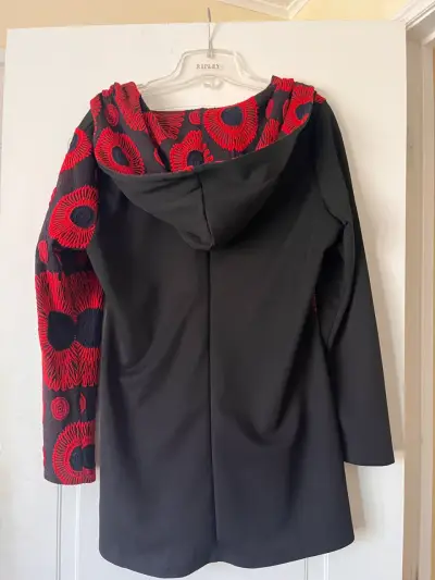 Chaleco negro con diseño floral rojo bordado - miniatura 3