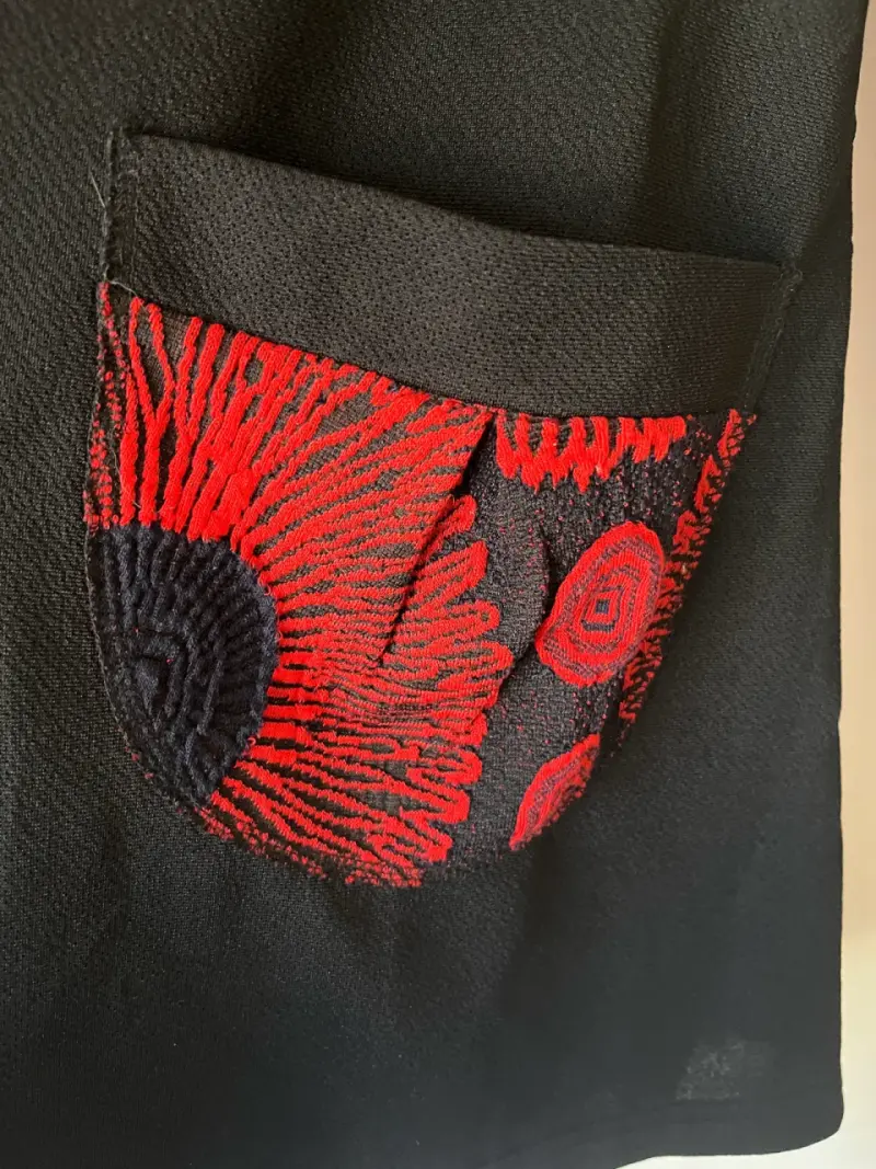Chaleco negro con diseño floral rojo bordado - 4