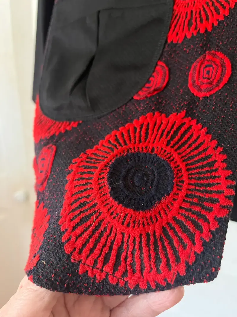 Chaleco negro con diseño floral rojo bordado - 5
