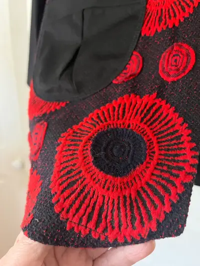 Chaleco negro con diseño floral rojo bordado - miniatura 5