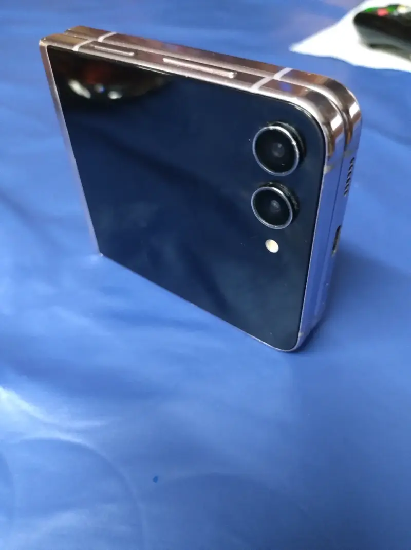 Smartphone plegable con doble cámara - 1