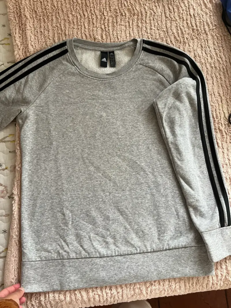 Polerón gris Adidas con franjas negras - 1