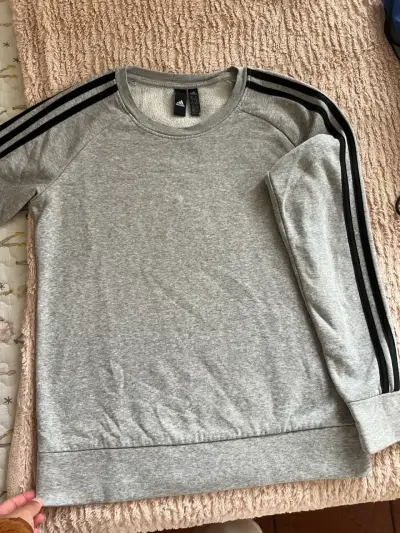 Polerón gris Adidas con franjas negras - miniatura 1