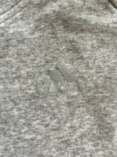 Polerón gris Adidas con franjas negras - miniatura 2