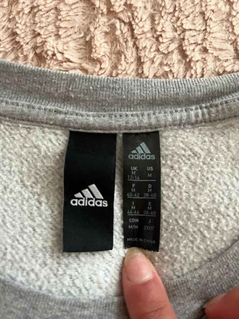 Polerón gris Adidas con franjas negras - 3