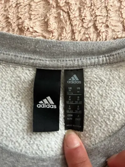 Polerón gris Adidas con franjas negras - miniatura 3
