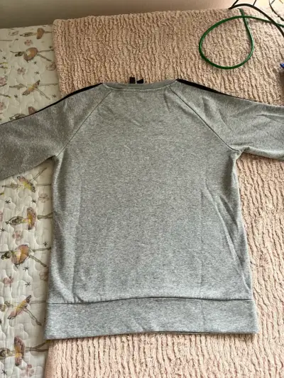 Polerón gris Adidas con franjas negras - miniatura 5