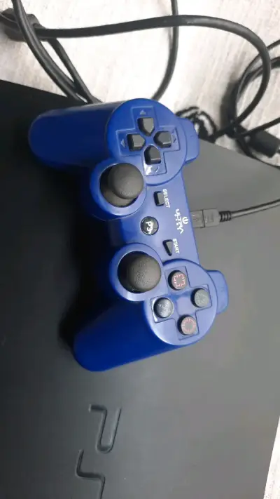 Consola PS3 con control azul y cables - miniatura 2