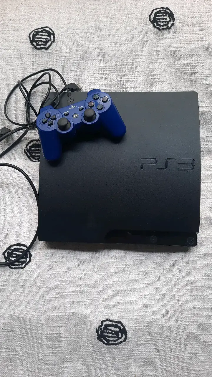 Consola PS3 con control azul y cables - 3