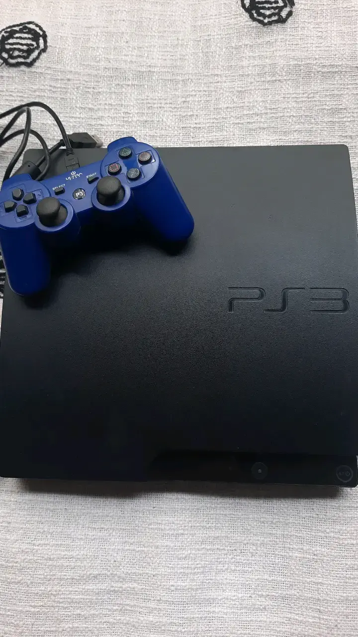 Consola PS3 con control azul y cables - 4