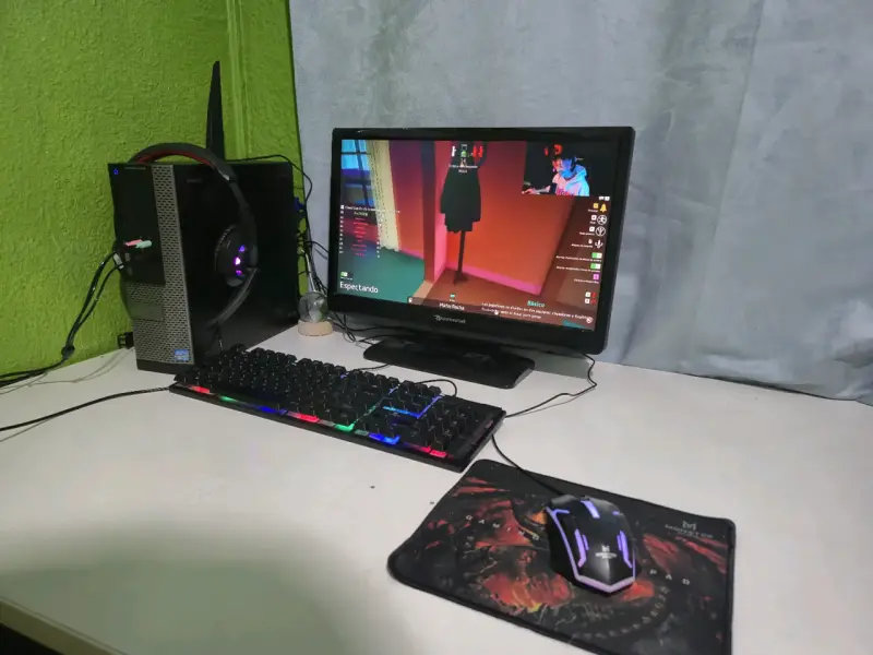 Set de PC con monitor y accesorios - 1