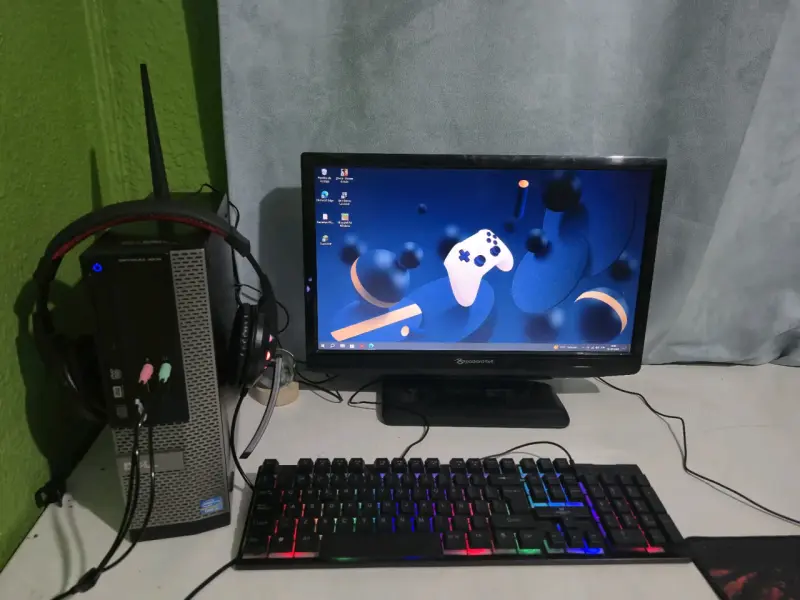 Set de PC con monitor y accesorios - 3