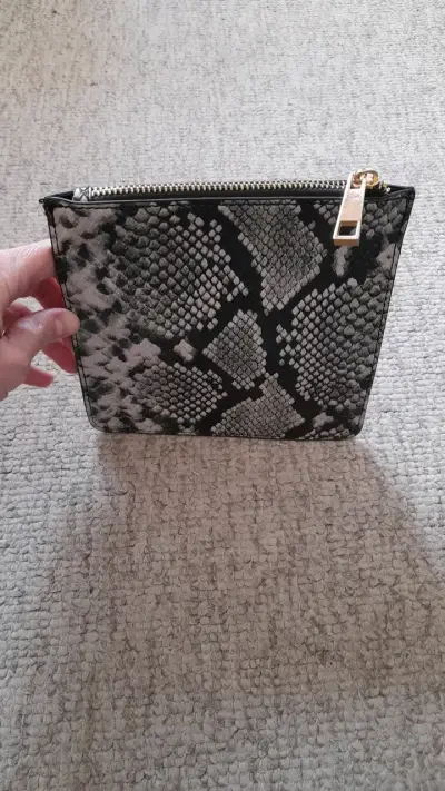 Estuche negro Aldo con cierre dorado - miniatura 3