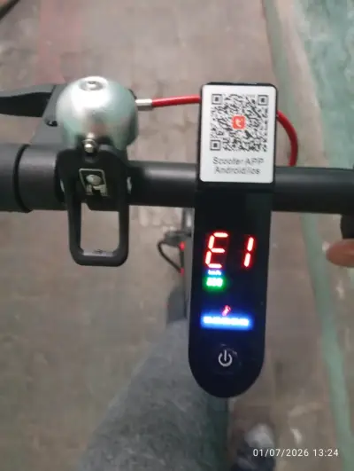 Scooter eléctrico con pantalla digital - miniatura 1