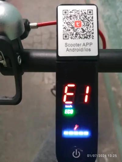Scooter eléctrico con pantalla digital - miniatura 3