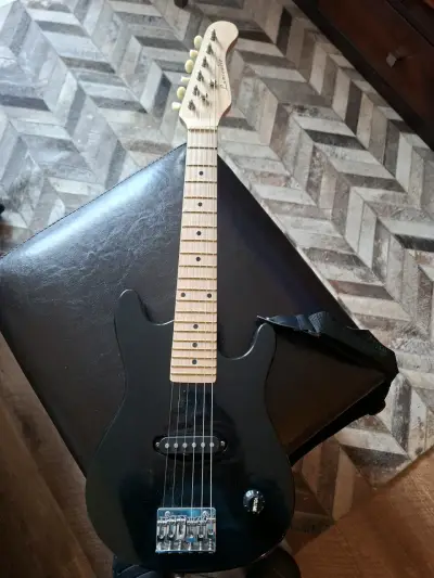 Guitarra eléctrica Luminaudio negra para niños - miniatura 1