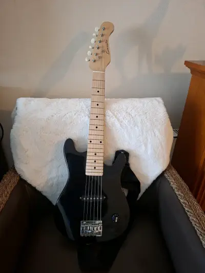 Guitarra eléctrica Luminaudio negra para niños - miniatura 2