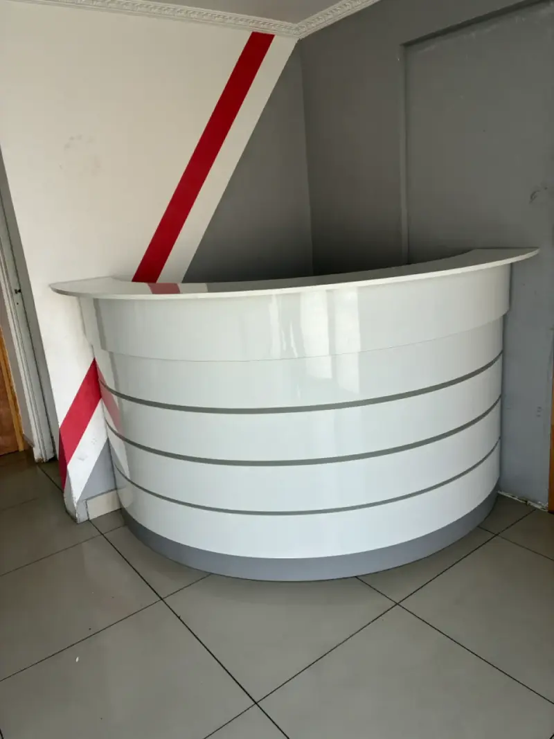 Mostrador de recepción curvo blanco - 1