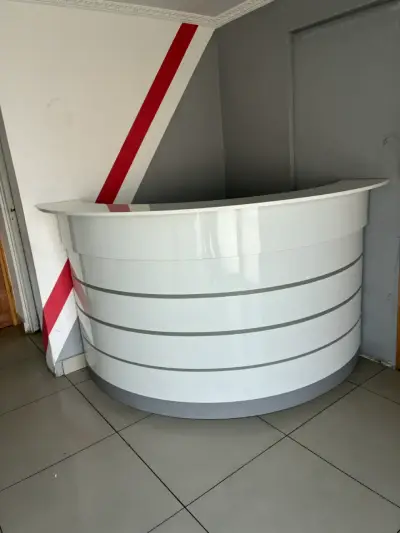 Mostrador de recepción curvo blanco - miniatura 1